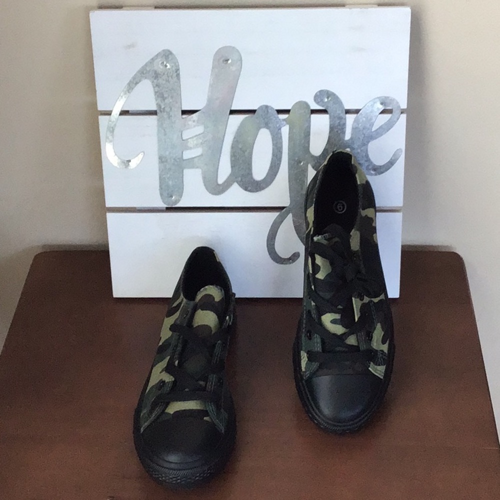 NEW CAMO Sneakers with black sole